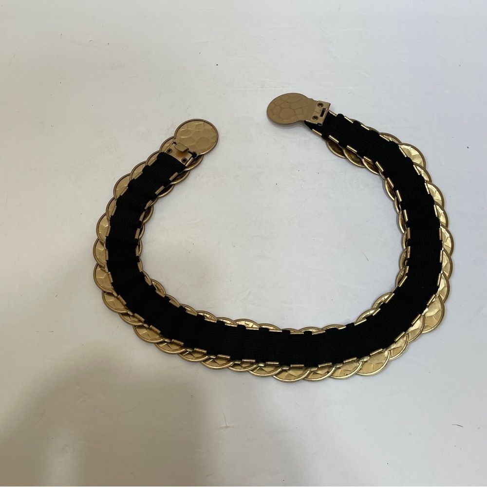 GOLDTONE STRETCH BELT WITH ROUND MEDALLIONS - Picture 4 of 6